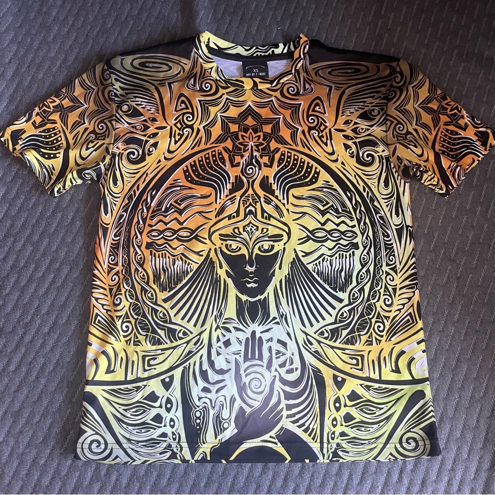 UV reactive trippy tee